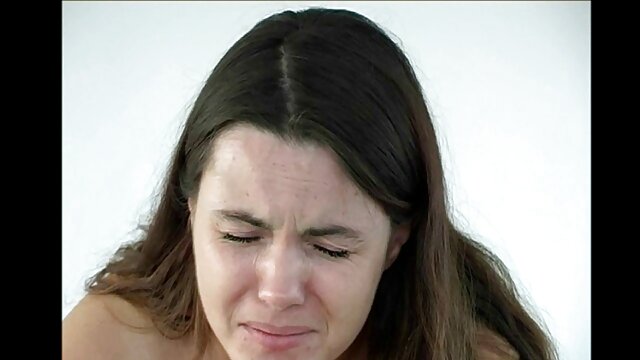 สาวน้อยผมยาวสีน้ำตาลมหัศจรรย์ใช้ dildo เพื่อมีเพศสัมพันธ์หีเปียกของเธอ วิดีโอ โป้ ฟรี