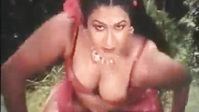 Slutty GF วิดีโอ เลีย หี เรียกว่า LARA strips บนลูกเบี้ยวและแสดงให้เห็นถึงหัวนมที่เป็นธรรมชาติของเธอ